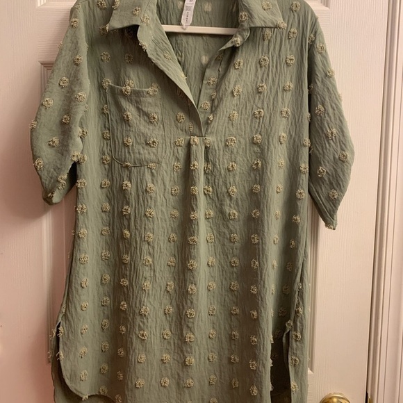 B Women’s Army Green Textured Polka Dot Top Size medium - Picture 1 of 5